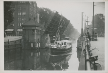 860015 Gezicht op de openstaande Catharijnebrug over de Stadsbuitengracht te Utrecht, waar zojuist een ...